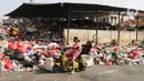 Sampah yang telah melebihi kapasitas itu meluber ke satu lajur jalan. (Liputan6.com/Herman Zakharia)