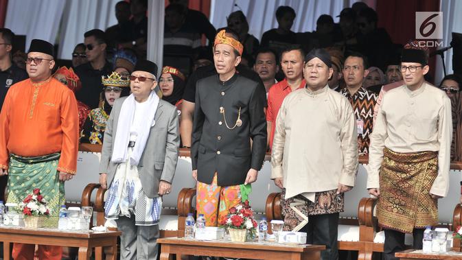 Ketua KPU Arief Budiman (kiri) bersama pasangan capres dan cawapres Joko Widodo-Ma'ruf Amin dan Prabowo Subianto-Sandiaga Uno saat Deklarasi Kampanye Damai di Monas, Jakarta, Minggu (23/9). (Merdeka.com/Iqbal Nugroho)