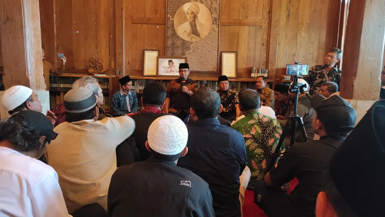 Ratusan Warga dari Berbagai Daerah di Pulau Jawa Datangi Rumah Anies Baswedan.