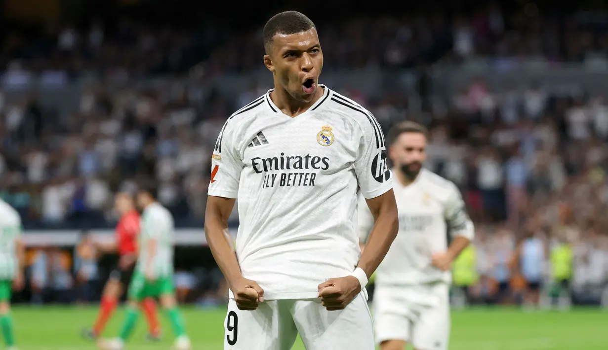 Pemain Real Madrid, Kylian Mbappe melakukan selebrasi setelah mencetak gol ke gawang Real Betis pada laga lanjutan Liga Spanyol 2024/2025 di Santiago Bernabeu, Madrid, Spanyol, Senin (02/09/2024) WIB. (AFP/Thomas Coex)