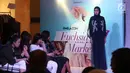 Seorang model berpose mengenakan koleksi desainer Indonesia Fashion Chamber (IFC) dalam Fimela Fuchsia Market 2018 di Kota Kasablanka, Jakarta, Sabtu (26/5). (Liputan6.com/Arya Manggala)