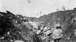 Sejumlah tentara Kanada berlindung di sebuah parit ketika pertempuran Somme, Prancis, pada 1916. Pertempuran ini berlangsung pada periode 1 Juli-18 November 1916. W.I. Castle/Library and Archives Canada/PA-000733/Handout via REUTERS.