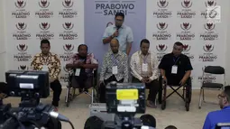 Wakil Sekjen Partai Gerindra Sudaryono (berdiri) memberikan keterangan usai pertemuan di Jakarta, Selasa (4/12). Perkumpulan disabilitas bersilaturahmi dan dialog bersama Prabowo dalam rangka Hari Disabilitas Internasional. (Merdeka.com/Iqbal S Nugroho)