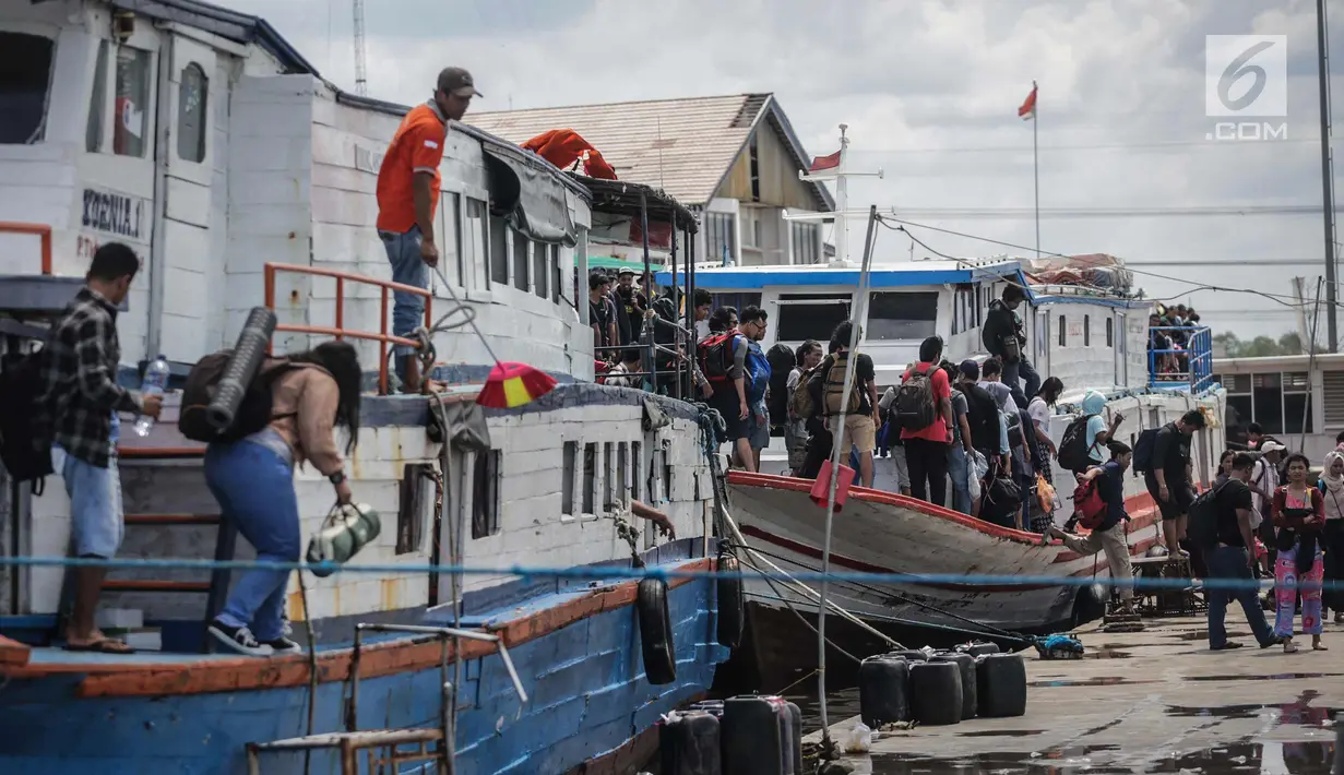 Penumpang mengantre untuk turun dari kapal wisata di Pelabuhan Kali Adem, Jakarta, Senin (1/1). Warga memadati Pelabuhan Kali Adem usai berlibur ke pulau-pulau kecil di utara Jakarta untuk merayakan Tahun Baru. (Liputan6.com/Faizal Fanani)