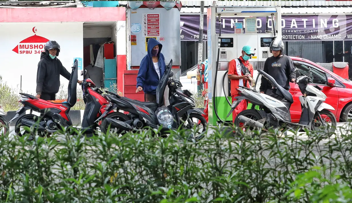 Petugas melakukan pengisian BBM disalah satu Stasiun Pengisian Bahan Bakar Umum (SPBU) di Jakarta, Selasa (11/4/2023). (Liputan6.com/Angga Yuniar)