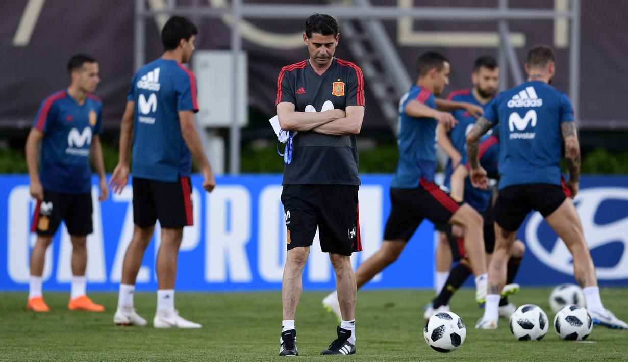 Pelatih baru Spanyol, Fernando Hierro, saat latihan perdananya di Krasnodar Academy, Krasnodar, Selasa (13/6/2018). Legenda Real Madrid ini ditunjuk menggantikan Julen Lopetegui. (AFP/Pierre-Philippe Marcou)