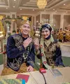 Revalina dan Samuel berperan sebagai pengantin dengan adat Jawa. Terlihat dari baju adat yang mereka kenakan. [@vatemat]