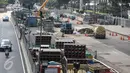 Pengendara melintas disamping proyek pembangunan MRT di kawasan Sudirman, Jakarta, Selasa (5/7). Pengerjaan proyek infrastruktur di Jakarta dan sekitarnya libur sementara karena para pekerja memperoleh libur Lebaran. (Liputan6.com/Faizal Fanani)