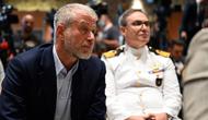 Oligarki Rusia, Roman Abramovich (C), menghadiri upacara penandatanganan inisiatif tentang pengangkutan gandum dan bahan makanan yang aman dari pelabuhan Ukraina, di Istanbul, pada 22 Juli 2022. (OZAN KOSE/AFP)