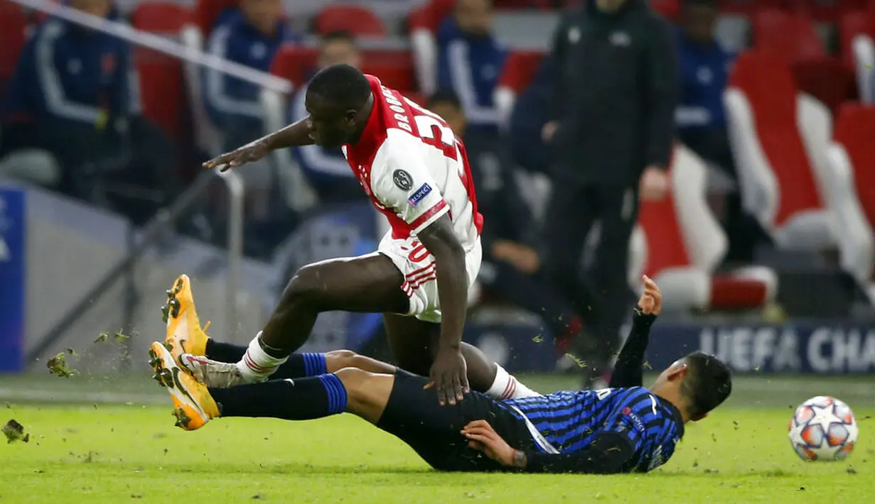 Pemain Ajax Amsterdam, Brian Brobbey, berebut bola dengan pemain Atalanta, Cristian Romero, pada laga Liga Champions di Stadion Johan Cruyff ArenA, Kamis (10/12/2020). Atalanta menang dengan skor 1-0. (AP/Peter Dejong)