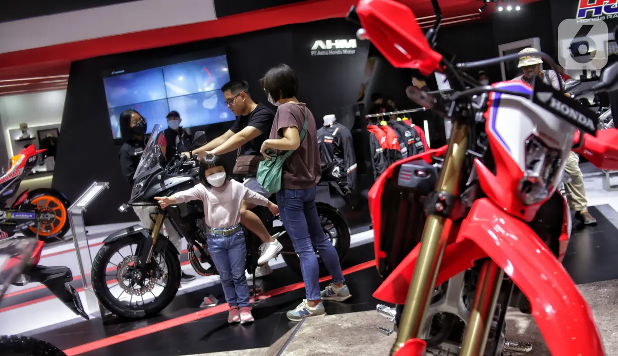 Pengunjung melihat koleksi sepeda motor yang dipamerkan dalam Indonesia International Motor Show (IIMS) 2023 di Jiexpo Kemayoran, Jakarta, Minggu (19/2/2023). Selain mobil, IIMS 2023 yang berlangsung hingga 26 Februari mengangkat tema "Bringing Opportunity for Otomotive Society Together" (BOOST) tersebut menghadirkan sekitar 40 merek produk sepeda motor dengan konsep terbaru. (merdeka.com/Iqbal S. Nugroho)