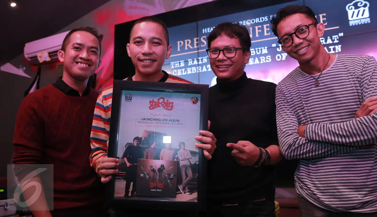  Personel Band The Rain berpose dengan album ke-6 mereka saat rilis di kawasan Bulungan, Jakarta, Rabu (14/9). Album tersebut digarap selama tiga tahun dengan semangat indie. (Liputan6.com/Herman Zakharia)