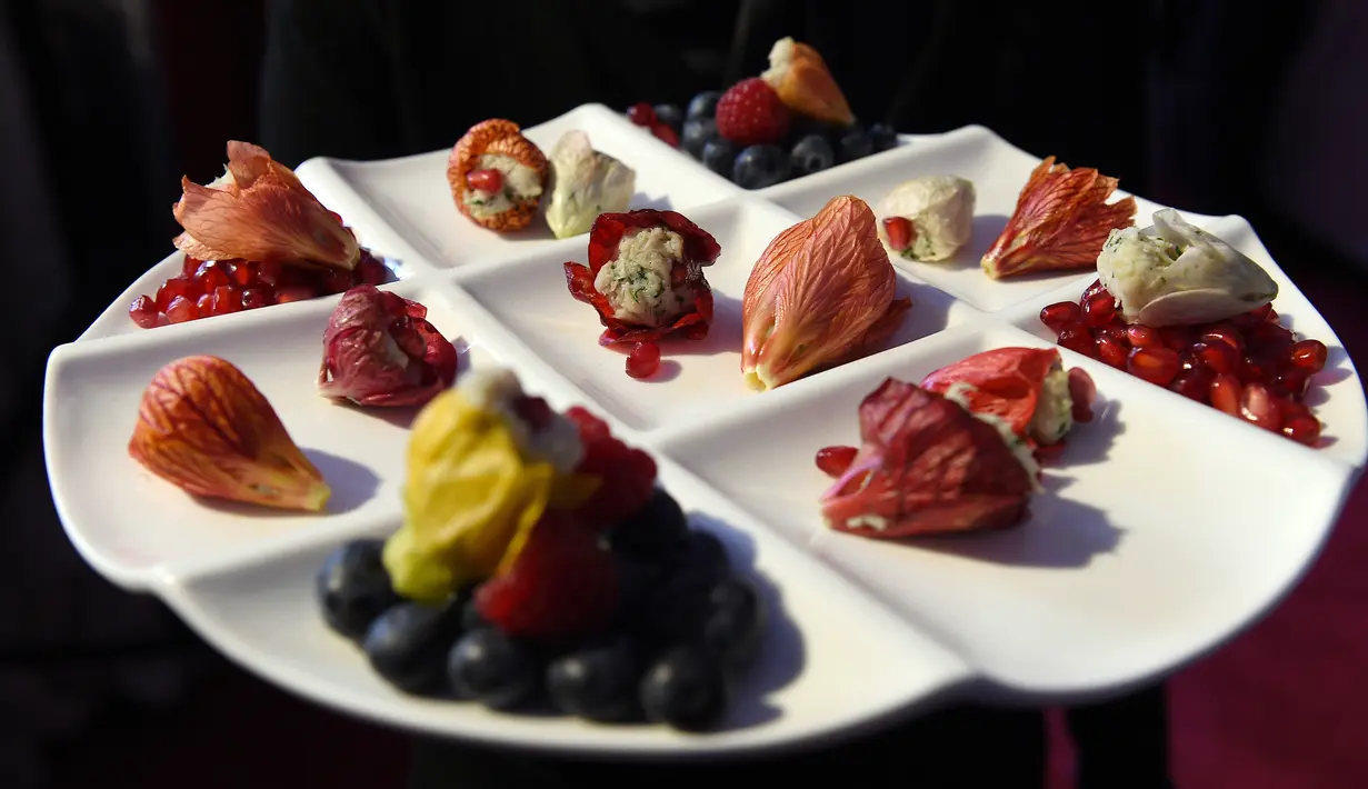 Menu makanan pembuka yang akan disuguhkan dalam jamuan after party Piala Oscar atau Academy Awards ke 90 di Hollywood, California, Kamis (1/3). Sajian mewah nan lezat itu ditangani koki langganan Oscar, Wolfgang Puck. (Kevork Djansezian/Getty Images/AFP)