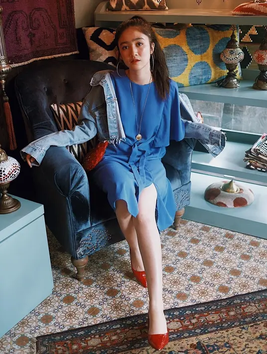 Ketika sedang hangout, wanita yang dikabarkan dekat dengan Jourdy Pranata ini memilih tampil simpel dan santai. Meski sederhana, penampilannya yang memadukan denim dengan dress biru serta high heels merah itu tampak modis.(Liputan6.com/IG/@febbyrastanty)