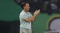 Pelatih PSIM Yogyakarta, Jean-Paul van Gastel, saat memimpin timnya menghadapi Persebaya Surabaya pada laga pembuka BRI Super League 2025/2026 di Stadion Gelora Bung Tomo, Surabaya, Jumat (8/8/2025). (Bola.com/Abdul Azis)
