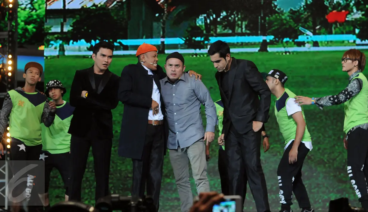 Pesinetron Trio Ubur-Ubur memainkan fragmen saat malam puncak HUT SCTV ke-25 di Istora Senayan, Jakarta, Senin (24/8/2015). Puluhan artis papan atas ikut meramaikan malam puncak HUT SCTV ke-25. (Liputan6.com/Helmi Fithriansyah)