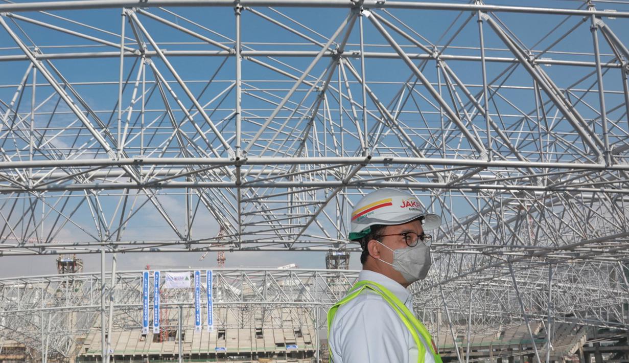 Gubernur DKI Jakarta Anies Baswedan meninjau proses pemasangan rangka atap dari Jakarta International Stadium (JIS). Nantinya JIS bisa dimanfaatkan sebagai tempat berbagai perhelatan (multi-purpose venue), seperti eksibisi dan konser musik. (Foto: Dok Humas Pemprov DKI Jakarta)