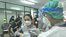 Petugas medis menyiapkan vaksin Covid-19 di Gelanggang Olahraga (GOR) Ciracas, Jakarta Timur, Kamis (24/6/2021).  Pelaksanaan vaksinasi dimulai Kamis, 24 Juni 2021 dengan target 1000 vaksin per hari. (Liputan6.com/Herman Zakharia)