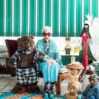 Sebelum kaget, kamu harus kenalan dulu dengan Iris Apfel, nenek paling stylish di dunia fashion. (via: Instagram/@iris.apfel)