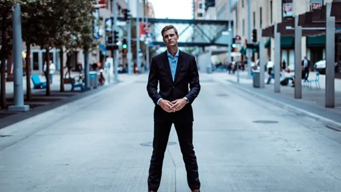 Ilustrasi Model Rambut Pria Undercut Rapi (Credit: Gregory Hayes/Unsplash)