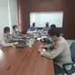 Ombudsman RI Perwakilan Jawa Timur saat berkomunikasi dengan sejumlah pihak di Mapolda Jawa Timur pada Rabu (7/4/2021).