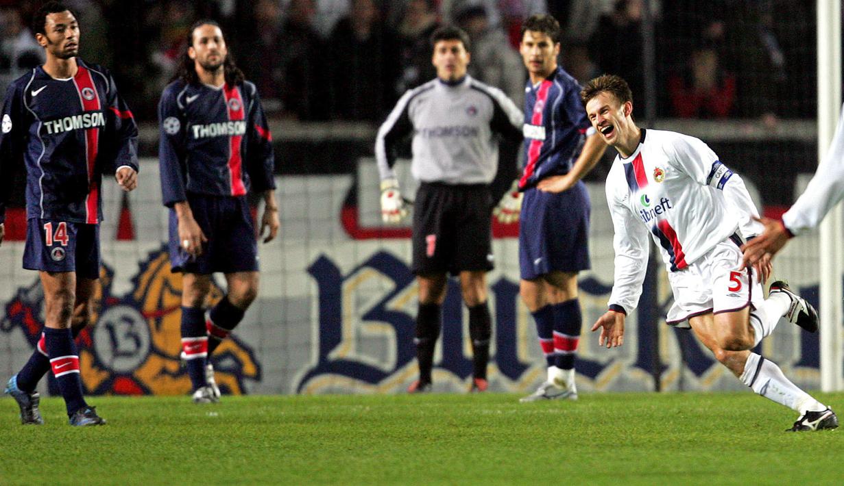 Sergey Semak (5) menjadi salah satu mimpi buruk bagi Paris Saint-Germain ketika kualifikasi Liga Champions 2004. Pemain CSKA Moscow itu mampu mencetak hattrick pada pertandingan tersebut. Ia didatangkan menuju Paris pada Musim berikutnya, namun tak bisa memenuhi harapan PSG. (Foto: AFP/Franck Fife)