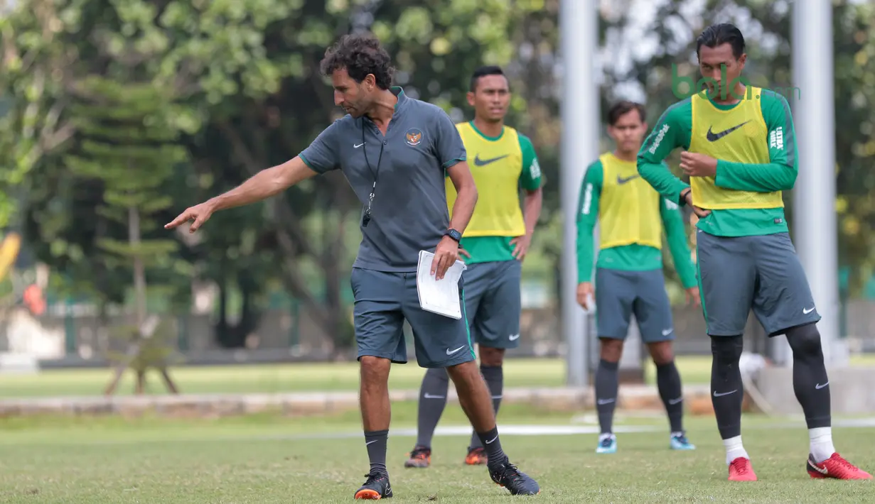 Pelatih Timnas Indonesia, Luis Milla menentukan titik arah bola kepada tim saat sesi latihan di Lapangan ABC Senayan, Jakarta (21/2/2018). Latihan ini merupakan persiapan Asian Games 2018. (Bola.com/Nick Hanoatubun)
