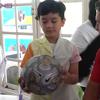 Michael Owen memberi hadiah Rafathar hadiah ulang tahun berupa bola yang sudah ditandatangani. (Foto: YouTube: Rans Entertainment)