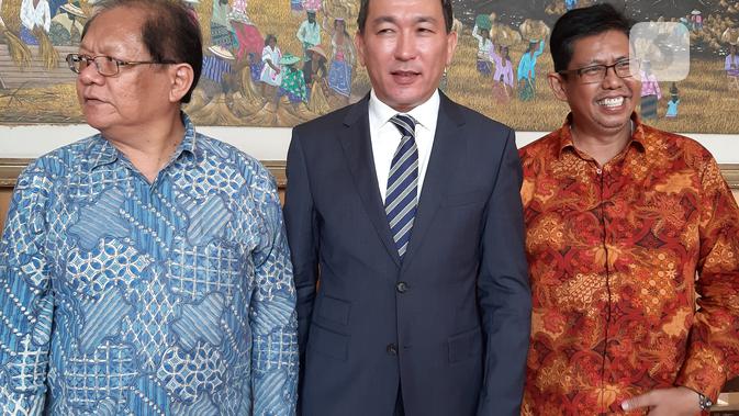 Duta Besar Kazakhstan untuk Republik Indonesia Daniyar Sarekenov (tengah) dan Mantan Dubes RI untuk Kazakhstan Foster Gultom (batik biru). Dok: Tommy Kurnia/Liputan6.com