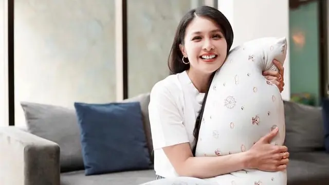 Sandra Dewi dan Chelsea Olivia pilih bantal yang nyaman agar kualitas tidur anak menjadi baik