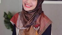 Menggunakan hijab motif juga selalu membuat seseorang terlihat menawan. Bahkan, dengan tambahan aksesoris bros pada hijab seperti Kia ini juga menambah detail penampilan. (Liputan6.com/IG/@zaskiasungkar15)