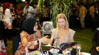 Tim asesor Unesco Global Geopark (UGG), Martina Paskova bersama Bupati Banyuwangi Ipuk Fiestiandani di Pendopo pada Kamis (9/6/2022).