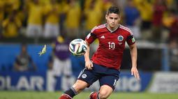 Saat berlaga melawan Brasil di perempat final. Seekor belalang terbang mendekati James Rodriguez yang sedang berlari di tengah lapangan, The Castelao Stadium, Fortaleza (4/7/2014) (AFP PHOTO/FABRICE COFFRINI)