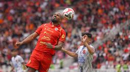 Pemain Persija Jakarta, Thales Lira berusaha mengontrol bola dalam laga lanjutan BRI Super League 2025/2026 melawan Persijap di Stadion Utama Gelora Bung Karno (SUGBK), Senayan, Jakarta, Sabtu (03/01/2025). (Bola.com/Abdul Aziz)