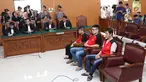 Terdakwa kasus penyelundupan sabu WNA asal Taiwan menjalani sidang putusan di PN Jakarta Selatan, Kamis (26/4). Majelis Hakim Pengadilan Negeri Jakarta Selatan menjatuhi hukum mati kepada delapan terdakwa. (Liputan6.com/Immanuel Antonius)