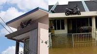 Potret Motor Parkir di Ketinggian Ini Nyeleneh. (Sumber: Twitter/@finishmydegree dan Twitter/@adrafanf)