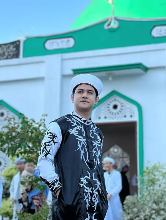 Pria 20 tahun ini juga punya gaya beragam saat mengenakan songkok atau penutup kepala. Mulai dari peci, hingga kopiah sukses membuat penampilan pemain film Cinta Subuh ini makin berwibawa. (Liputan6.com/IG/@syakirdaulay).