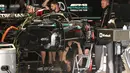 Teknisi pembalap Mercedes asal Inggris, Lewis Hamilton, terlihat bekerja di paddock di sirkuit Internasional Shanghai pada 18 April 2024. (Hector RETAMAL/AFP)