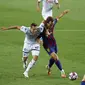 Penyerang Napoli, Arkadiusz Milik berebut bola dengan gelandang Barcelona, Ivan Rakitic pada leg kedua babak 16 besar Liga Champions di Stadion Camp Nou , Spanyol, Sabtu (8/82020). Barcelona menang 3-1 atas Napoli dan melaju ke perempat final dengan aggregat skor 4-1. (AP Photo/Joan Monfort)