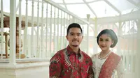 Bak couple ningrat, Erina memadukan kebaya putih sederhana dengan selendang merah. Senada dengan sang istri, Kaesang memilih kemeja batik warna merah pula. [Instagram/kaesangp/erinagudono]