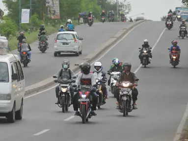 Sejumlah pemudik mengendarai kendaraannya di jalur Cikampek, Jawa Barat, Minggu (3/7). H-3 jelang Lebaran jalur Cikampek menuju Cirebon terlihat sepi. (Liputan6.com/Gempur M Surya)