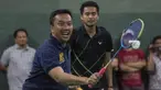 Menpora Imam Nahrawi, bersama peraih medali emas Olimpiade 2016, Tontowi Ahmad, bertanding melawan peraih medali emas Olimpiade 1992, Susy Susanti dan Alan Budikusuma di Lapangan Kemenpora, Jakarta, Jumat (30/12/2016). (Bola.com/Vitalis Yogi Trisna)