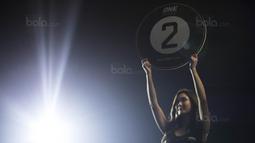 Seorang gadis ring membawa papan ronde saat laga One Championship di JCC Senayan, Jakarta, Sabtu (20/1/2018). Acara bertajuk Kings Of Courage ini menampilkan sejumlah gadis ring cantik. (Bola.com/Vitalis Yogi Trisna)