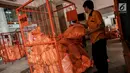 Petugas memindahkan paket yang akan dikirim ketujuannya di Kantor Pos Besar, Jakarta, Kamis (15/6). Menjelang Hari Raya Idul Fitri pengiriman paket melalui kantor pos naik hingga 30 persen dibandingkan bulan-bulan biasa. (Liputan6.com/Faizal Fanani)