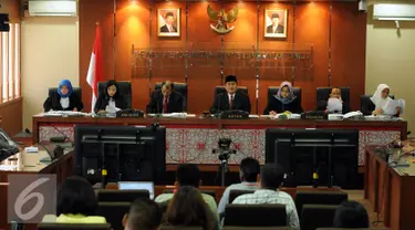 Ketua DKPP, Jimly Asshiddqie (tengah) saat memimpin pembacaan sembilan putusan terkait Pilkada di Gedung DKPP Jakarta, Rabu (18/11). Sidang juga dilakukan di kantor Bawaslu setempat dengan teknologi video conference. (Liputan6.com/Helmi Fithriansyah)
