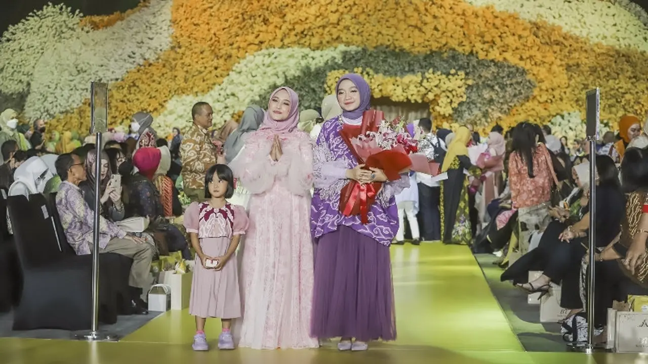 Kolaborasi Ayu Dyah Andari dan Batik Trusmi Hasilkan Wanita Tangguh yang Kuasai Darat, Laut dan Udara