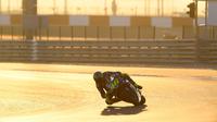 Pembalap Movistar Yamaha, Valentino Rossi saat beraksi pada tes pramusim MotoGP 2018 di Sirkuit Losail, Qatar. (Twitter/Movistar Yamaha)