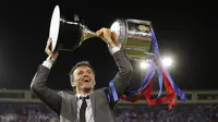 Pelatih Barcelona, Luis Enrique, mengangkat trofi Copa Del Rey usai mengalahkan Alaves pada laga final di Stadion Vicente Calderon, Madrid, Sabtu (27/5/2017). Barcelona menang 3-1 atas Alaves. (AP/Daniel Ochoa)