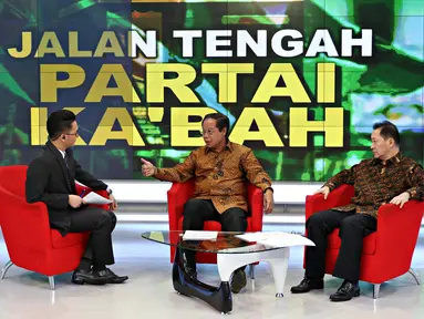 Ketua Umum PPP hasil Muktamar Jakarta, Djan Faridz (tengah) dan Waketum PPP hasil Muktamar Jakarta Humphrey Djemat (kanan) hadir dalam diskusi bertajuk 'Jalan Tengah Partai Ka'bah' di Jakarta, Minggu (24/1/2016). (Liputan6.com/ Immanuel Antonius)