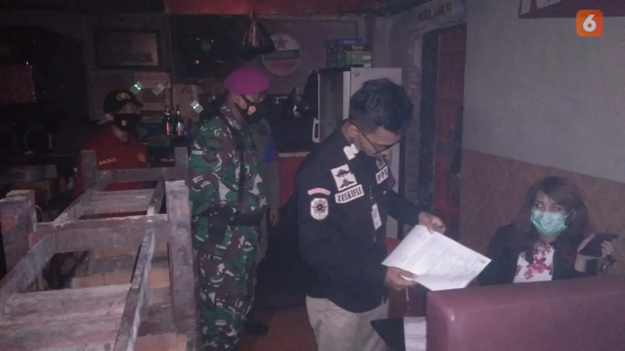 Satgas Raika gerebek kafe remang-remang di Makassar (Liputan6.com/Fauzan)
